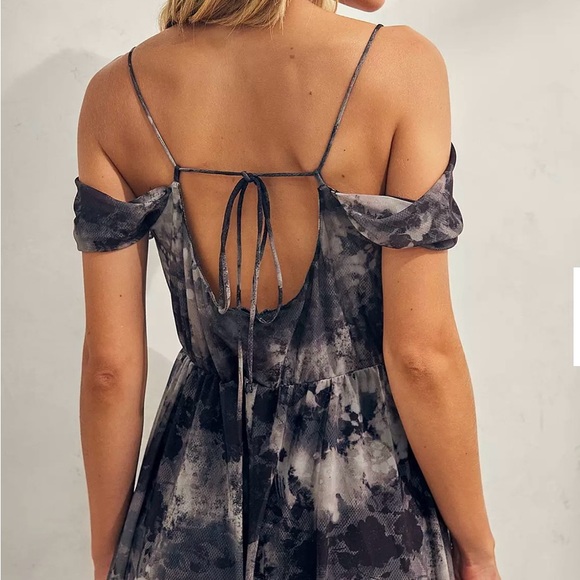 NWOT Urban Outfitters Size Small
Elle Cowl Cold-Shoulder
Playsuit/Romper lined - Picture 3 of 9